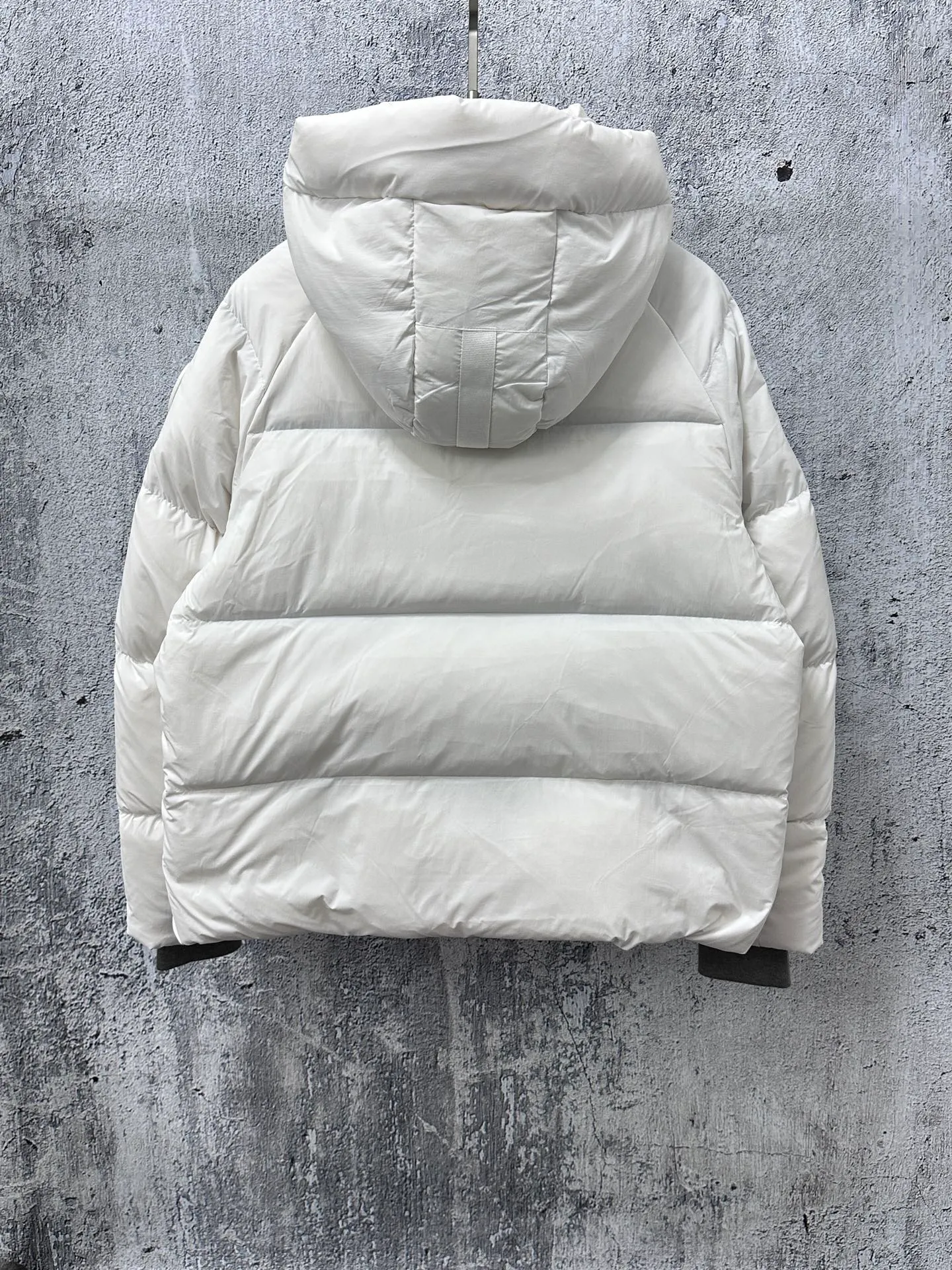 P740 【𝗖𝗔𝗡𝗔𝗗𝗔 𝗚𝗢𝗢𝗦𝗘】Capsule Series Macaron White Label Fabric: Made of soft EnduraLuxe fabric imported from DuPont, CORDURA, USA, which enhances the durability of easy-to-wear parts, is lightweight and durable; the liner is made of 400T anti-velvet gallbladder, which is comfortable, soft and non-velvet. : Equipped with a detachable hood, which can be adjusted in two directions, and is also filled with down, which brings greater softness and wrapping around the head and neck, and is full of warmth. This parka features white trim on the back and sides, and the hardware locks are all original and custom-made to match the muted fabric color. Goose label: The official website’s new series of silicone material labels, non-embroidery labels. Length: Fit hip-length. Size: XS-L